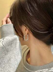 2 Stück minimalistische asymmetrische geometrische polierte Metallreifen Ohrringe, geeignet für Festivals, Geburtstagsfeiern, Hochzeiten, Urlaubseinkäufe, elegante Ohrringe