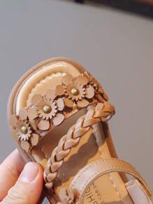 1 双卡其棕色手工串珠花朵和编织露跟凉鞋，圆头和露趾设计，舒适防滑橡胶鞋底，非常适合 3-12 岁女孩日常穿着、上学和海滩罗马风格女士时尚