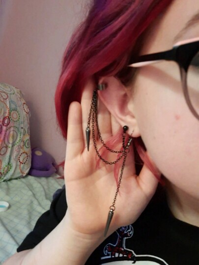 زوج واحد من الأقراط الطويلة والقصيرة بتصميم قلادة غير متماثلة (مع آلية التأرجح) تتميز بتفاصيل برشام