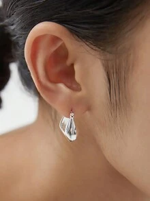 1對頂級精美的u型曲線設計簡潔優雅的925純銀耳環,具有精湛的工藝,華麗的質量,個性化的風格,品味和優雅完美融合。 獨特的女性熔岩系列風格,簡潔經典復古,高端精品,富有激情和令人眼花繚亂的藝術感。 既適合日常穿著、約會、送禮,又是流行時尚各種場合的佩戴配件,是貴族、優雅、藝術的象徵。口袋形狀的藝術文學設計。 - 銀色 - 查看 5