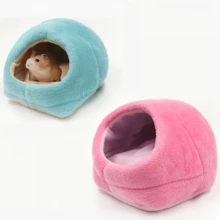 1 pièce Cage de litière pour hamster, maison d'hiver en velours de corail chaude, nid pour petits animaux, sac de couchage pour rongeur, lit douillet en polaire pour cochon d'inde, nid douillet pour petits animaux, couleur d'expédition aléatoire