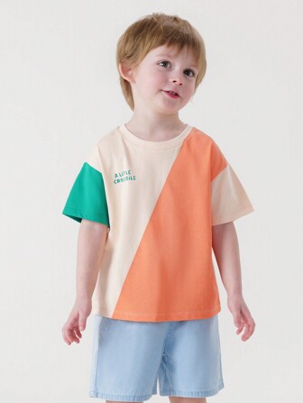 MARC&JANIE 夏季年輕男孩休閒、時尚、酷而透氣，綻放活力，色塊拼接，印有字母圖案的圓領短袖T恤