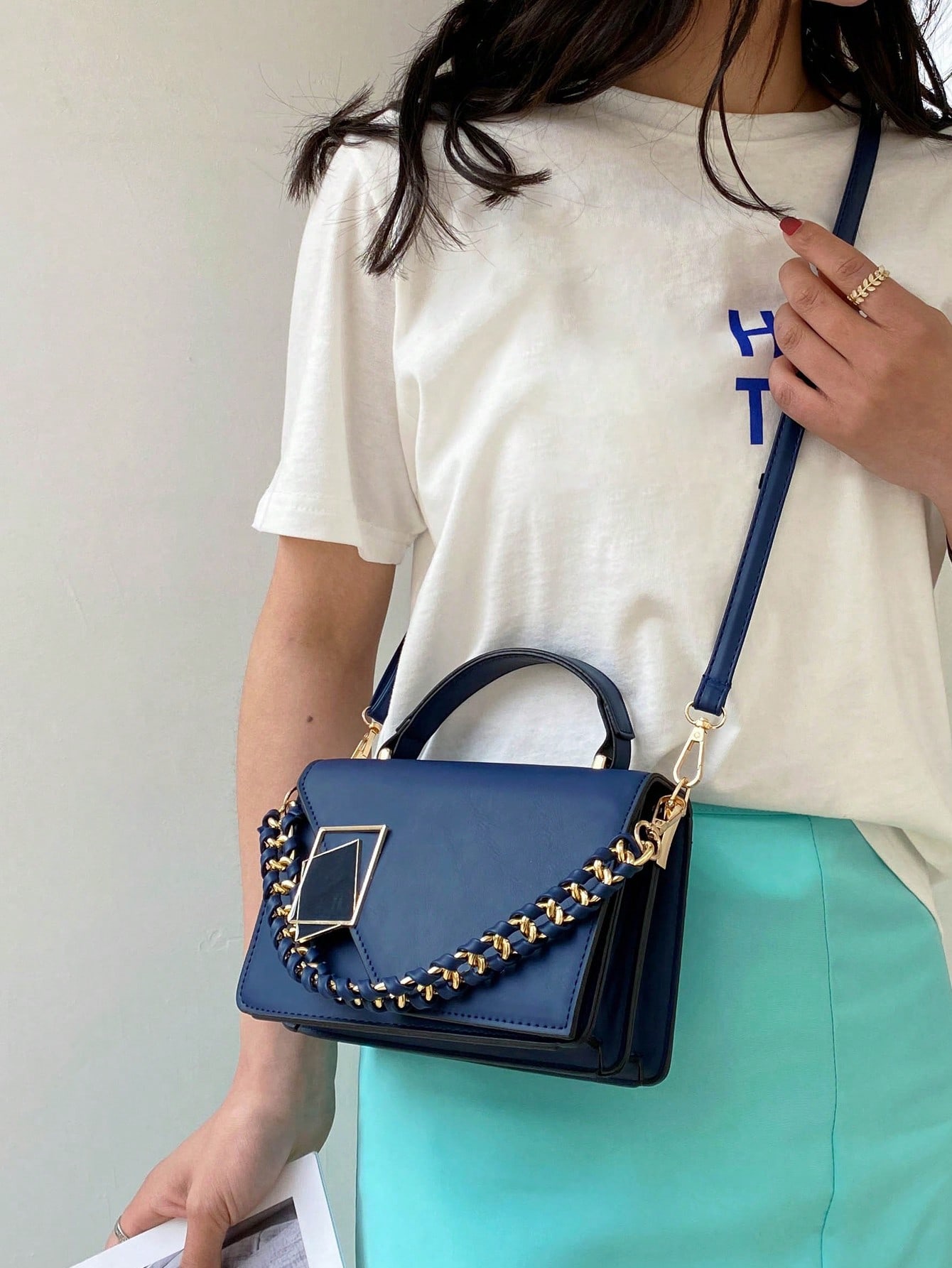 حقيبة كتف صغيرة منسوجة بسلسلة ومصممة بطية وقفل للن...