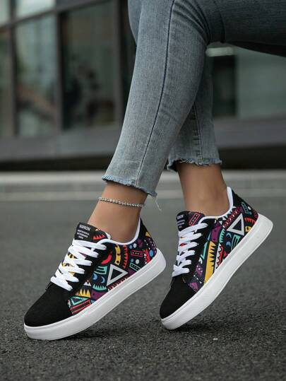 女士休闲运动鞋，带有随机几何印花图案，百搭舒适，适合户外运动、徒步旅行、日常穿着、情侣