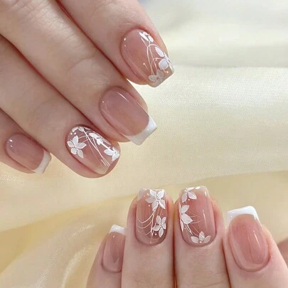Aumenta tu elegancia con el set de 24 piezas de uñas postizas en forma de ataúd corto con diseño suave y simple de flores pintadas, es un set adecuado para que las niñas lo usen en primavera