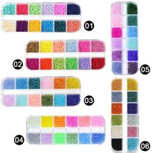 840 Piezas Kit De Cuentas Pequeñas De Vidrio Transparente De Semilla 8/0 De 3 Mm, Cuentas Para Hacer Pulseras De La Serie De Colores Aleatorios Con Caja De Almacenamiento De Plástico De 12 Rejillas Para Hacer Joyas De Pulseras Y Collares
