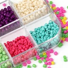 840 Piezas Kit De Cuentas Pequeñas De Vidrio Transparente De Semilla 8/0 De 3 Mm, Cuentas Para Hacer Pulseras De La Serie De Colores Aleatorios Con Caja De Almacenamiento De Plástico De 12 Rejillas Para Hacer Joyas De Pulseras Y Collares