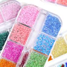 840 Piezas Kit De Cuentas Pequeñas De Vidrio Transparente De Semilla 8/0 De 3 Mm, Cuentas Para Hacer Pulseras De La Serie De Colores Aleatorios Con Caja De Almacenamiento De Plástico De 12 Rejillas Para Hacer Joyas De Pulseras Y Collares