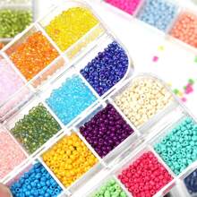 840 Piezas Kit De Cuentas Pequeñas De Vidrio Transparente De Semilla 8/0 De 3 Mm, Cuentas Para Hacer Pulseras De La Serie De Colores Aleatorios Con Caja De Almacenamiento De Plástico De 12 Rejillas Para Hacer Joyas De Pulseras Y Collares