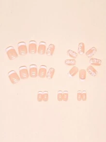Augmentez votre élégance avec un ensemble manucure de 24 pièces de forme cercueil courte. Ensemble d'ongles à clipser simples et doux avec motif floral peint, convenant aux filles pour le printemps. Fournitures d'ongles à clipser