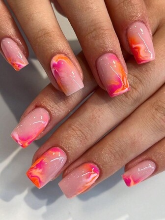 Mettez à niveau votre style avec 24 pièces Ongles carrés artificiels au design de graffiti coloré avec rayures orange et effet de dégradé ombré. Comprend une lime à ongles et une feuille de gel adhésive. Convient pour la fête, le bal, les ongles pressées pour un port quotidien fournitures pour les ongles.