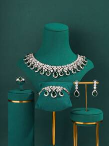 4 pièces/set bijoux de luxe à la mode avec zircone cubique AAA, parures avec pendentifs style goutte d'eau comprenant collier, bracelet, boucles d'oreilles, bague. Convient pour la décoration des fêtes et mariages des femmes. Cadeau parfait de la Saint-Valentin pour votre petite amie. Ensemble de bijoux haut de gamme.