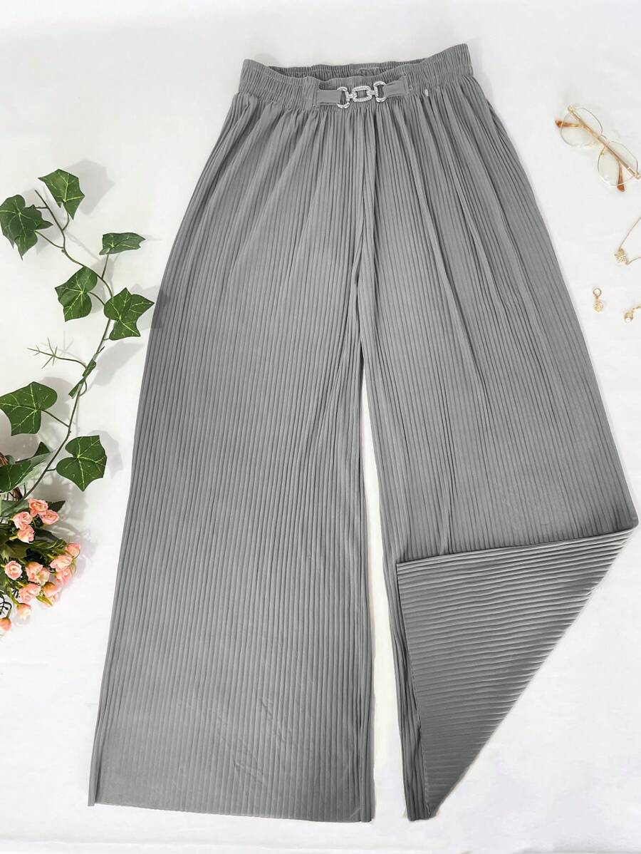 Pantalón holgado de color neutro liso