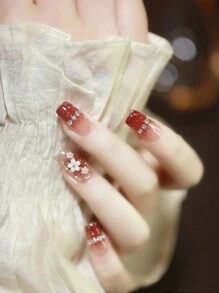 30片装短款棺材形人造指甲套装，饰以红色渐变花朵、水钻和亮片，瞬间提升您的美甲格调。套装包含1瓶啫喱和1把指甲锉，适合派对、舞会、日常或休闲场合。可拆卸、可重复使用的按压式指甲，是美甲护理产品的理想之选。 - 彩色 - 查看 2