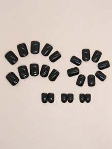 使用24入短款黑色方形貼式美甲，具有經典法式風格的全覆蓋設計，為您打造新裝扮，適用於派對、約會和日常美甲 - 黑色 - 查看 4