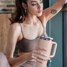 Nuevo accesorio de Charm de letra floral, tapa con cubierta de paja para taza, placa de identificación de nombre inicial, Charm personalizado para tumblers de 30 y 40 onzas, cadena de Charm de letra de identificación, regalo del Día de la Madre - flores redondas blancas - Ver 2