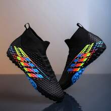 O pereche de pantofi de fotbal noi clasici, cu crampoane scurte, pentru bărbați și femei, cu design în dungi, crampoane din cauciuc Tf, antrenament de fotbal în aer liber, antiderapante, sporturi profesionale, potrivite pentru gazon artificial, negru