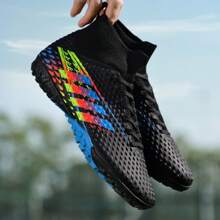 O pereche de pantofi de fotbal noi clasici, cu crampoane scurte, pentru bărbați și femei, cu design în dungi, crampoane din cauciuc Tf, antrenament de fotbal în aer liber, antiderapante, sporturi profesionale, potrivite pentru gazon artificial, negru