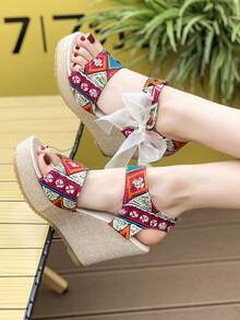 Giày đi hàng ngày cho kỳ nghỉ xuân 2024: Giày sandal đế dày dành cho nữ, họa tiết và hình in bất đối xứng dệt ngẫu nhiên, quai chéo, giày cao gót đế xuồng có khóa, cỡ lớn, thiết kế hở mũi và hở ngón với phong cách thời trang và phong cách nghỉ dưỡng theo phong cách Bohemian. - Đỏ - Xem 5