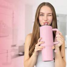 Nuevo accesorio de Charm de letra floral, tapa con cubierta de paja para taza, placa de identificación de nombre inicial, Charm personalizado para tumblers de 30 y 40 onzas, cadena de Charm de letra de identificación, regalo del Día de la Madre - flores redondas blancas - Ver 4