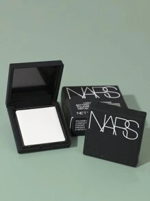 Nars [Mini] 光反射定妆粉饼 #CRYSTAL 1.8g 这款标志性配方可让妆容保持一整天，并带来亮丽效果。质地轻盈，易于混合，可轻松定妆，无需添加额外的颜色或遮瑕效果。 - 1.8g - 查看 9