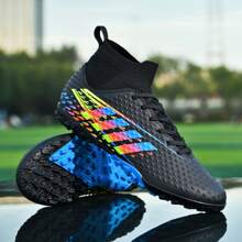 O pereche de pantofi de fotbal noi clasici, cu crampoane scurte, pentru bărbați și femei, cu design în dungi, crampoane din cauciuc Tf, antrenament de fotbal în aer liber, antiderapante, sporturi profesionale, potrivite pentru gazon artificial, negru