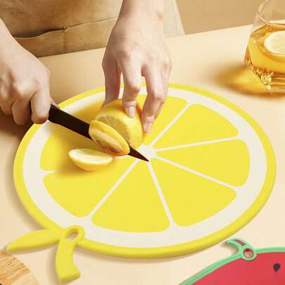 1 块水果/蔬菜形切菜板，适用于家庭厨房/野餐。可悬挂。由塑料制成，可用于切蔬菜和肉类
