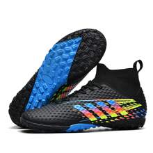 O pereche de pantofi de fotbal noi clasici, cu crampoane scurte, pentru bărbați și femei, cu design în dungi, crampoane din cauciuc Tf, antrenament de fotbal în aer liber, antiderapante, sporturi profesionale, potrivite pentru gazon artificial, negru