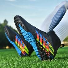 O pereche de pantofi de fotbal noi clasici, cu crampoane scurte, pentru bărbați și femei, cu design în dungi, crampoane din cauciuc Tf, antrenament de fotbal în aer liber, antiderapante, sporturi profesionale, potrivite pentru gazon artificial, negru