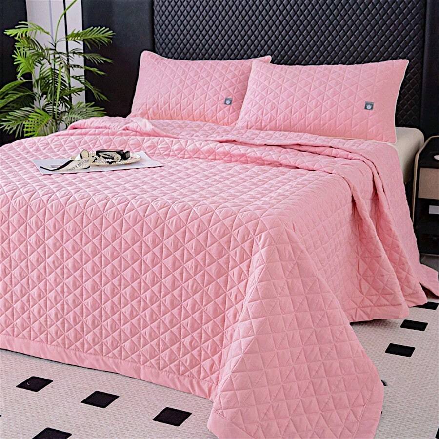 1pc Light Pink Stitched Quilt, Simple Style Polyester Fiber Quilted Multi-Functional Bed Sheet, Suitable For Year-Round Use At Home (Quilt Only, Pillowcase Not Included)