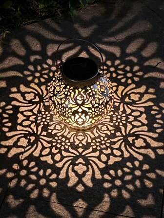 1ชิ้น โคมไฟพลังงานแสงอาทิตย์กันน้ำสำหรับใช้ภายนอก, ผลิตจากเหล็กโลหะและหัตถกรรม พร้อมลวดลาย, เหมาะสำหรับตกแต่งสวน ลานหย่อนใจ, โคมแขวน ตกแต่งภูมิทัศน์ระเบียง, ของขวัญวันวาเลนไทน์ ของขวัญวันเกิด ตกแต่งฤดูใบไม้ร่วง ตกแต่งบ้าน ตกแต่งภายนอก