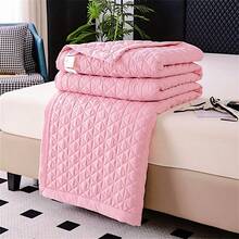 1pc Light Pink Stitched Quilt, Simple Style Polyester Fiber Quilted Multi-Functional Bed Sheet, Suitable For Year-Round Use At Home (Quilt Only, Pillowcase Not Included)