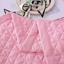 1pc Light Pink Stitched Quilt, Simple Style Polyester Fiber Quilted Multi-Functional Bed Sheet, Suitable For Year-Round Use At Home (Quilt Only, Pillowcase Not Included)