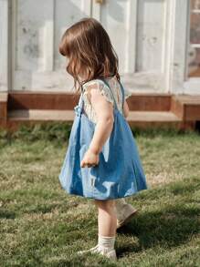 AMILA 2024年夏季新款少女花卉印花荷葉邊上衣和丹寧工裝背帶連衣裙套裝 - 藍色 - 查看 5