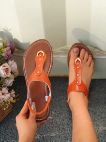 Sandales plates à enfiler pour femmes avec rivets élastiques, bout rond, à découpe ajourée, ouvertes, confortables et antidérapantes pour l'extérieur