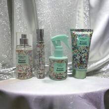SET DE 4 PZS PERFUME STORY OF LOVE, LOCIÓN, CREMA CORPORAL Y PERFUME DE CABELLO - Floral - Ver 2
