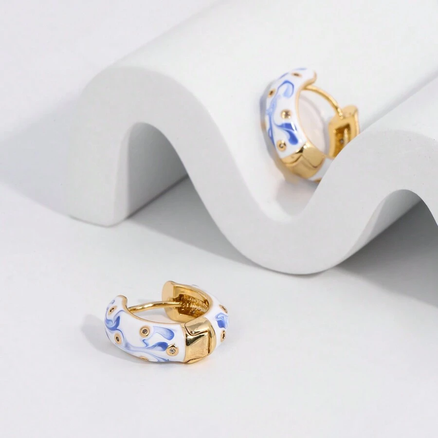 1 par de aros de estilo chino de porcelana esmaltada de cloisonné blanco y azul con baño de oro de 18k