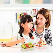 40入組透明塑膠外帶餐盒，翻蓋式設計，可用於沙拉、三明治、漢堡、甜點等，適用於生日、節日、促銷活動、周年慶典、開業典禮 - 無色 - 查看 6