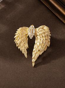 Un anillo abierto con diseño de alas doradas y pedrería de estilo europeo y americano, versátil y con personalidad