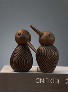 这款北欧风格的啄木鸟摆件以精湛的工艺展现了木材的螺旋纹理。其独特的设计轻巧而耐用，是家居装饰、卧室装饰的理想之选，也适合现代简约风格的客厅、书房，同时也是一份精美的礼物。 - 黑色 - 查看 2