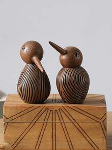 这款北欧风格的啄木鸟摆件以精湛的工艺展现了木材的螺旋纹理。其独特的设计轻巧而耐用，是家居装饰、卧室装饰的理想之选，也适合现代简约风格的客厅、书房，同时也是一份精美的礼物。 - 黑色 - 查看 4