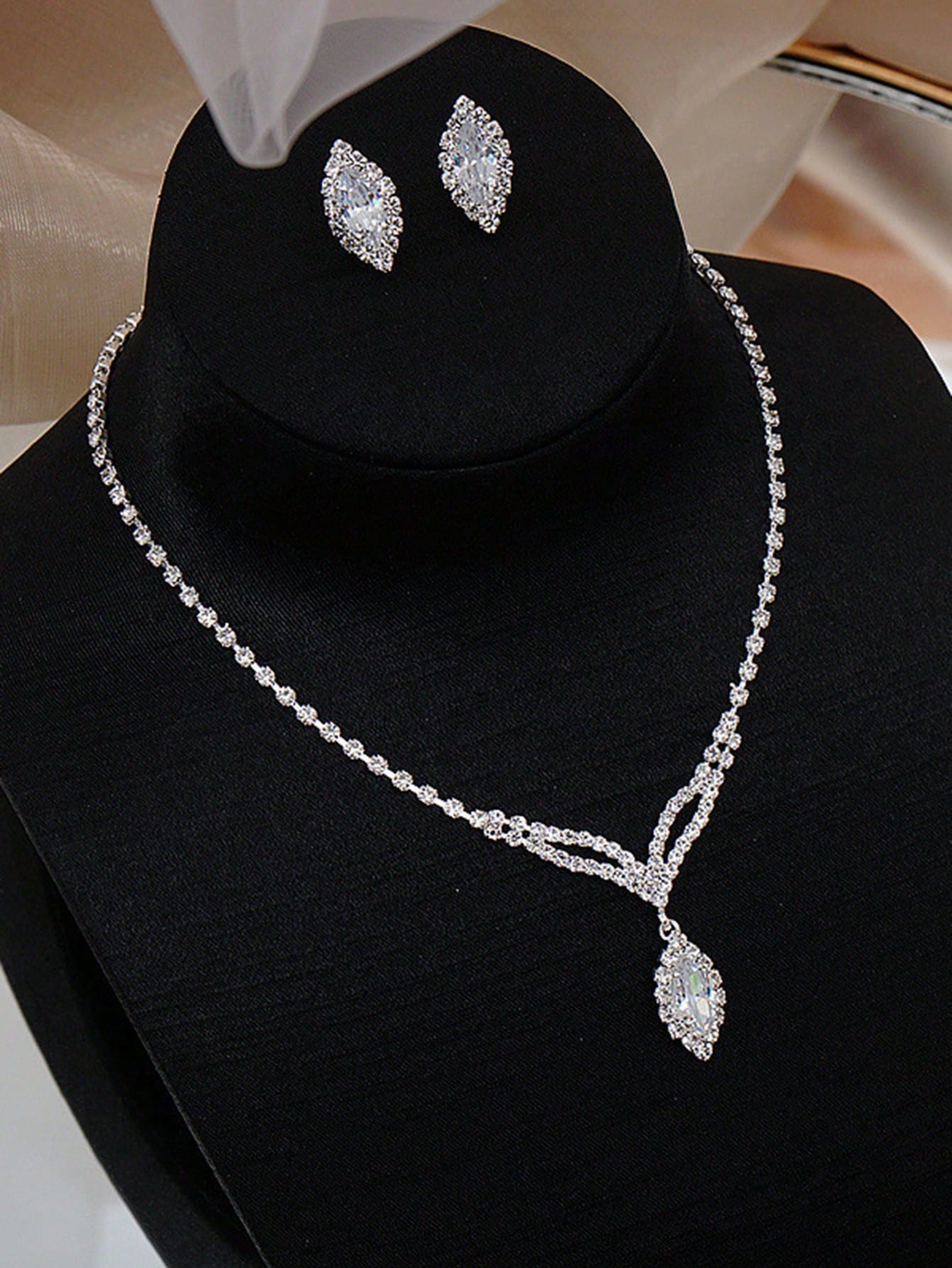 طقم عقد وأقراط نسائي بخرزات الراين وشراشيب – أكسسو...