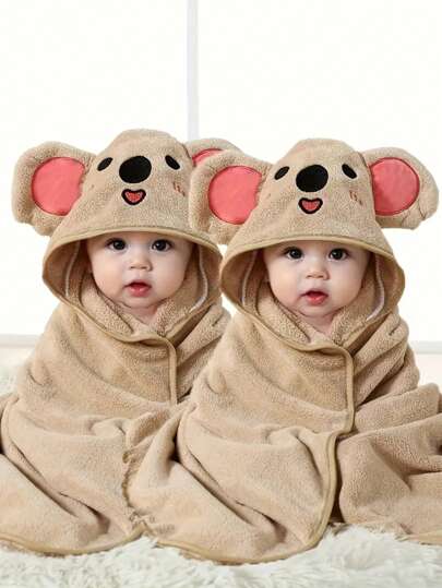 Bộ 2 món gồm chăn quấn, khăn tắm và áo choàng tắm hình động vật cho bé, được làm từ sợi polyester có khả năng thấm hút tốt và nhanh khô, đồ dùng phòng tắm cho bé.