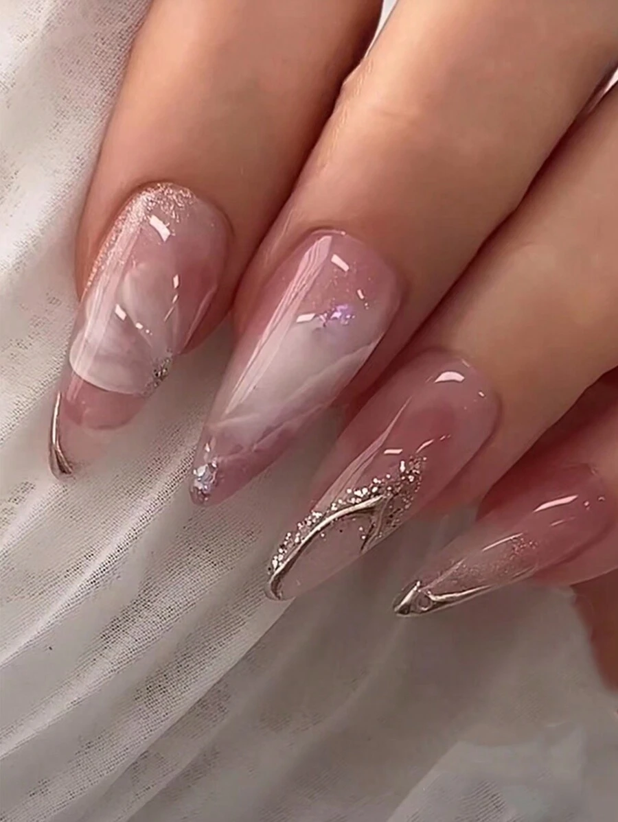 24片法式白边美甲贴片，吸血鬼风格，杏仁形，黑色法式尖头，法式尖头，按压式美甲贴片，适合学生、上班族女性日常佩戴，也适合派对和舞会等场合。美甲用品