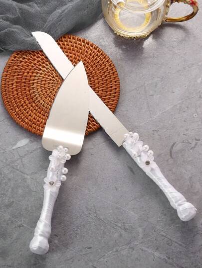 1套白色蕾絲和紗線裝飾,帶有花朵和珍珠裝飾的亞克力手柄刀叉鏟,適用於新娘婚禮桌面裝飾