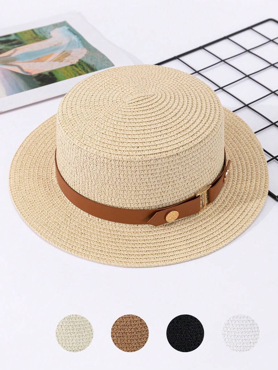 قبعة قش مسطحة للسيدات مزينة بدبابيس دائرية وحزام جلدي، وصيفية وعصرية ومناسبة لأجازة الشاطئ البوهيمية