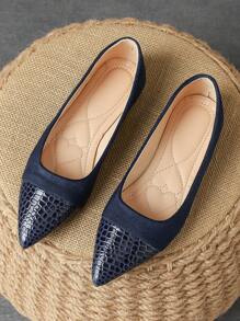 Ballerines noires à bout pointu avec imprimé serpent confortables pour femmes en bleu foncé, parfaites pour les vacances et les voyages. Chaussures basses de couleur unie olive verte décontractées pour l'automne