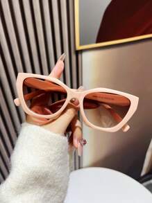 1 副女士猫眼式时尚眼镜，打造令人无法抗拒的美学配饰。全框设计，专为女性设计，是一款非常实用的日常眼镜，可让您从办公室到忙碌生活中的任何地方。遮阳镜海滩配饰