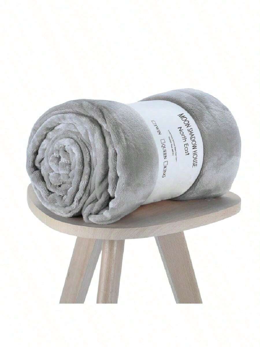 Una Pieza De Manta Polar De Franela Gris Claro Sólido, Estilo Moderno Y Simple, Fibra De Poliéster Flanela Suave, Cómodo, Cálido, Portátil, Cubierta De Manta Universal Para Cuatro Estaciones Adecuada Para Sala De Estar, Uso En Hogar, Automóvil Y Mascotas - Gris Claro - Ver 1