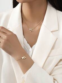 1 套简约时尚的心形和字母吊坠项链手链组合套装，是情人节派对上送给女性的完美礼物